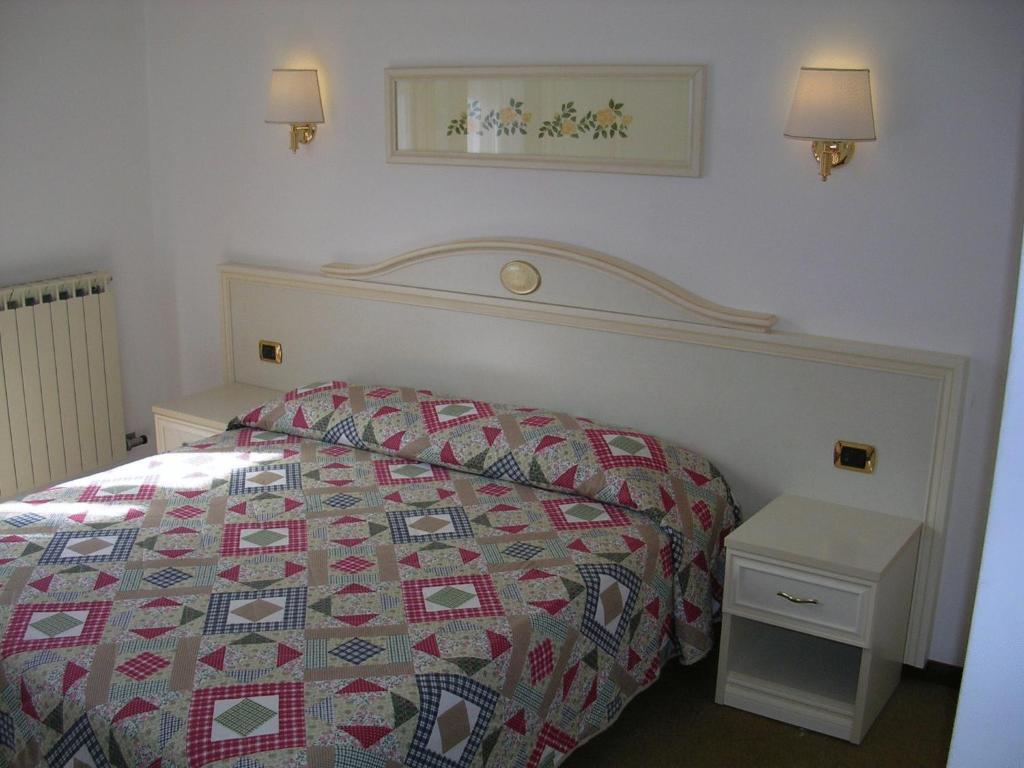 Hotel Rosalpina Riva del Garda Zimmer foto
